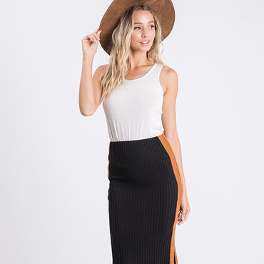 Skirt with sport stripe down the seam